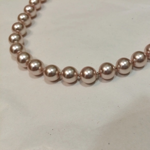 🎉HPx2🎉 Pink pearl necklace *Was $20* - Picture 2 of 4