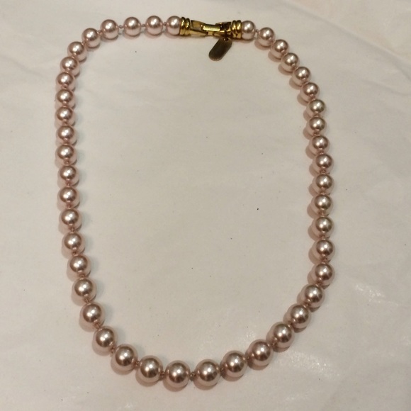 🎉HPx2🎉 Pink pearl necklace *Was $20* - Picture 3 of 4