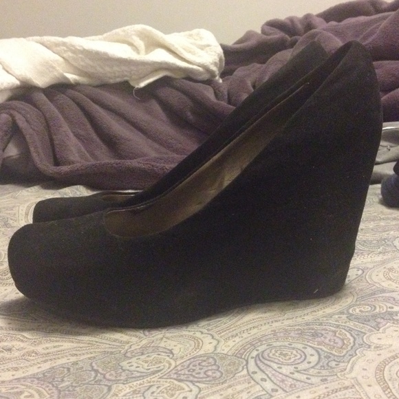 Black wedges