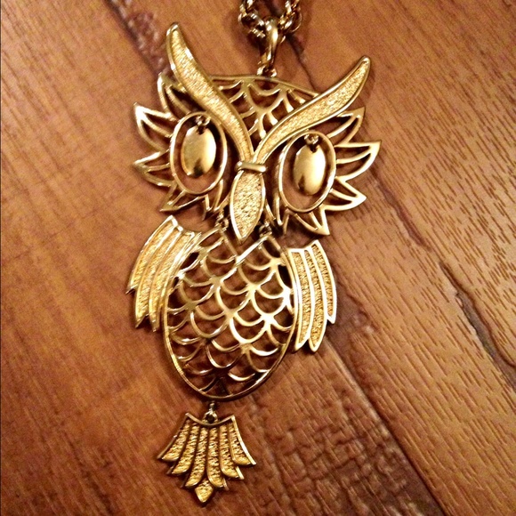 boutique Jewelry - Large gold tone happy owl necklace!