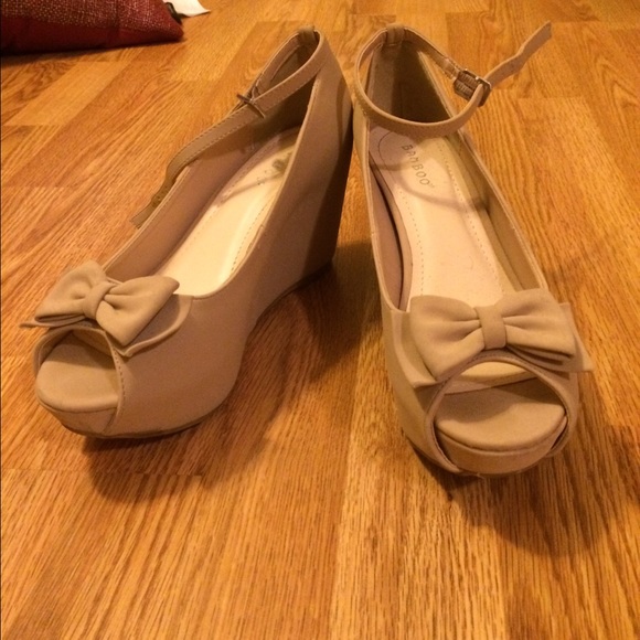 Modcloth Beige Bow Wedges size 8