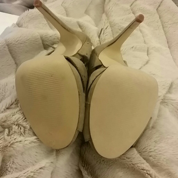 ๐HP 2/22๐Fabulous taupe faux suade heels - Picture 3 of 3