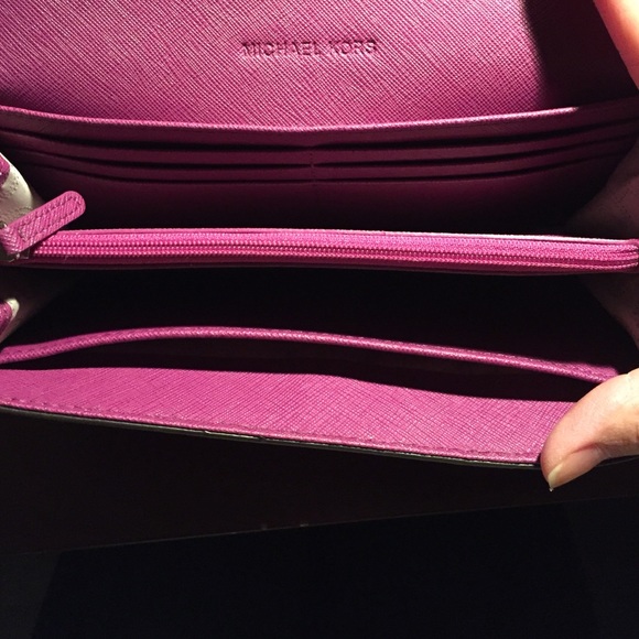 SOLD Michael Kors Hamilton saffiano wallet - Picture 2 of 4