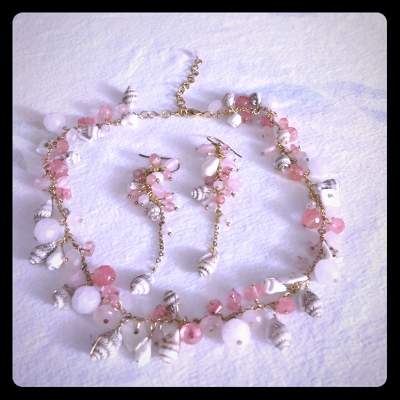 Banana republic shells. Set necklace and earrings!
