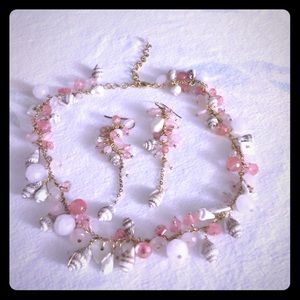 Banana republic shells. Set necklace and earrings!