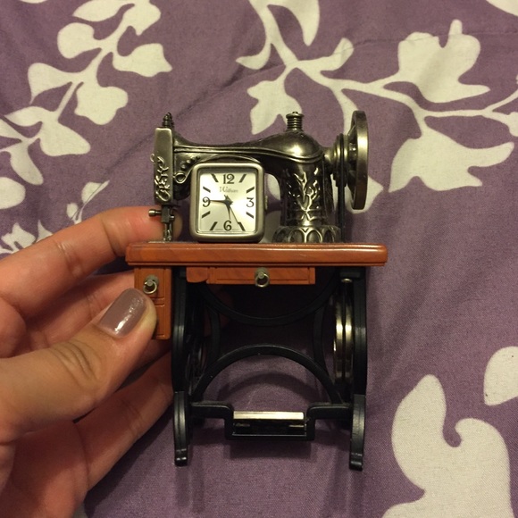 Miniature desk clock