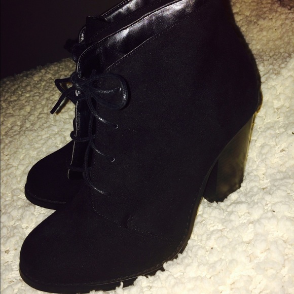 Black heel anckle booties