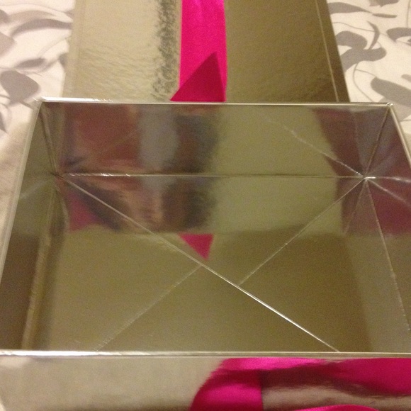 Clinique Gift Box - Picture 2 of 4
