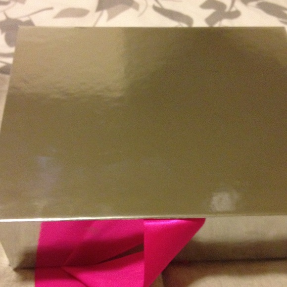 Clinique Gift Box - Picture 3 of 4