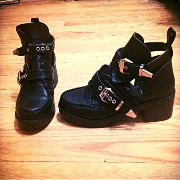 Cutout boots