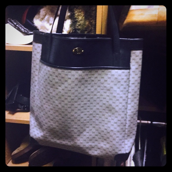 Classy and elegant Vintage Gucci Shopper Tote.