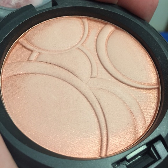 Auth MAC highlight powder in HULLABALOO