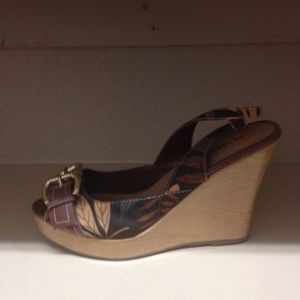 Summer wedges with gold buckle