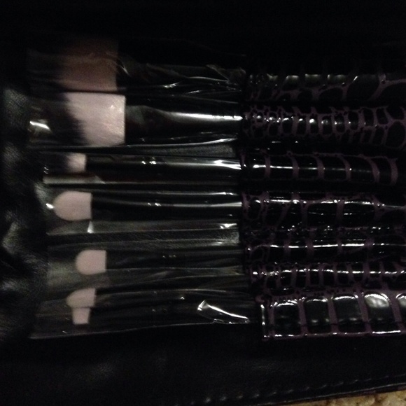 Makeup - Picture 2 of 4