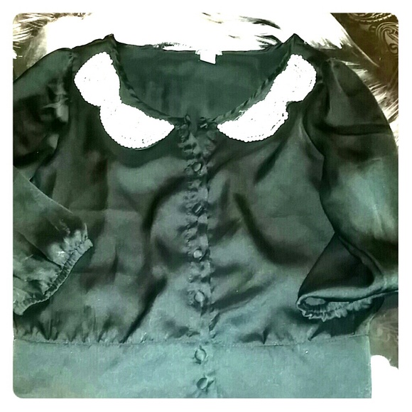 Silk midsleeve button up with a pearl collas