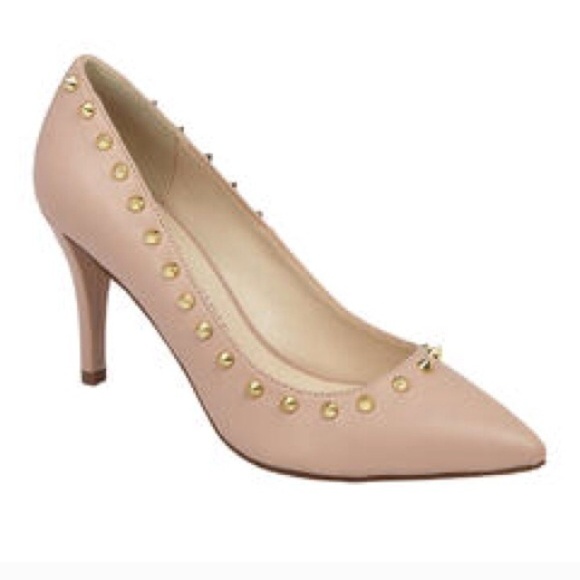 Pointy pink\nude heels