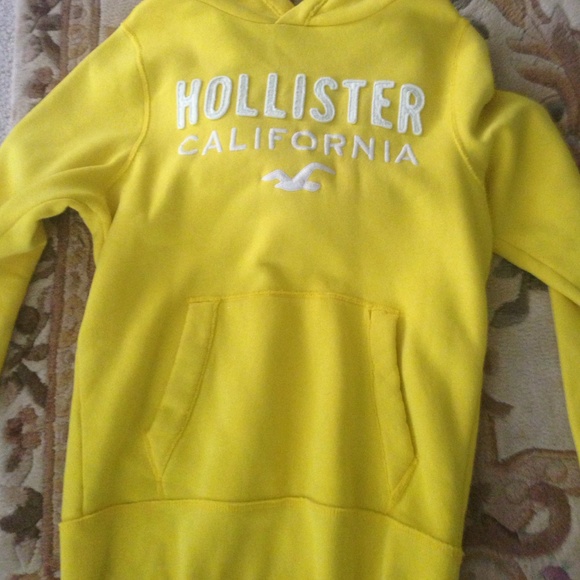 Hollister Medium sweater🚨🚨sold