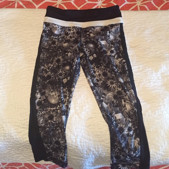 Lululemon flowabunga inspire crop sz 4, worn once!