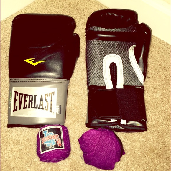 Everlast Boxing Gloves & Wrist Wraps Never Used