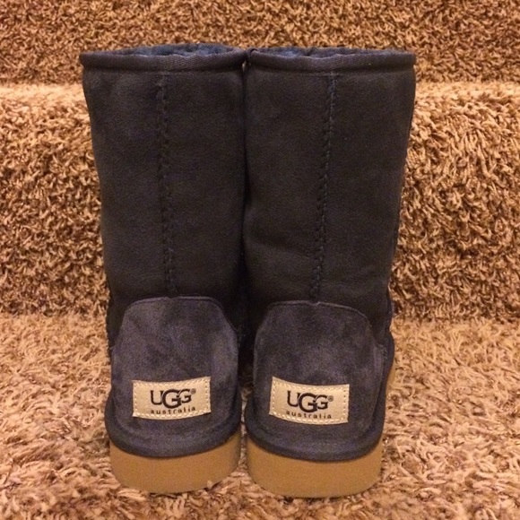 SOLD REDUCED Authentic UGG short classic boots - Picture 3 of 4
