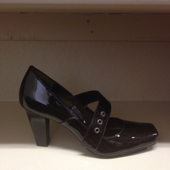 Patent leather brown pumps