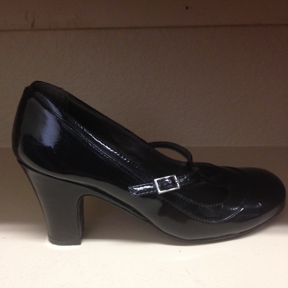 Black patent leather pumps