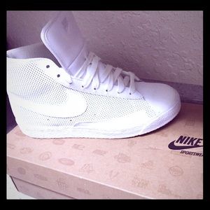 NIKE SNEAKER
