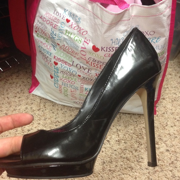 Black patent peep toes