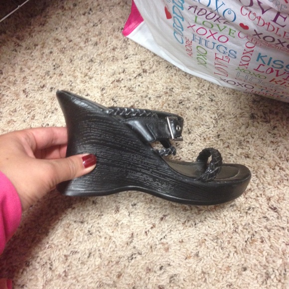 Black wedges