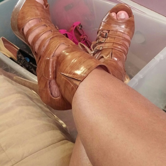 Brown heels super cute