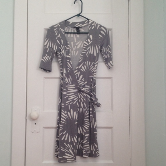 🎉FINAL PRICE🎉Gray and white H&M wrap dress