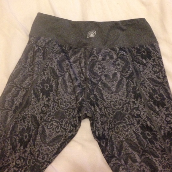 LACE DETAIL RUNNING CAPRI - Picture 3 of 4