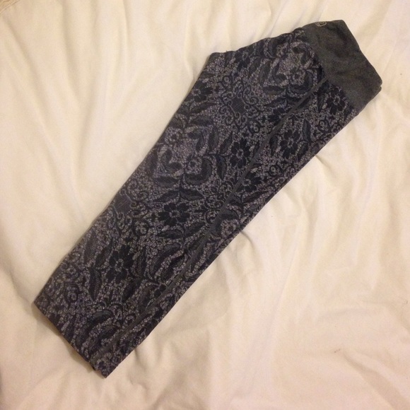 LACE DETAIL RUNNING CAPRI - Picture 4 of 4