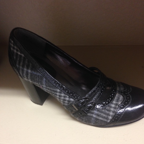 Black and grey pumps