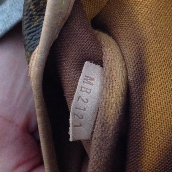 NO TRADE ❤️AUTHENTIC LV CROSS BODY BAG - Picture 3 of 4