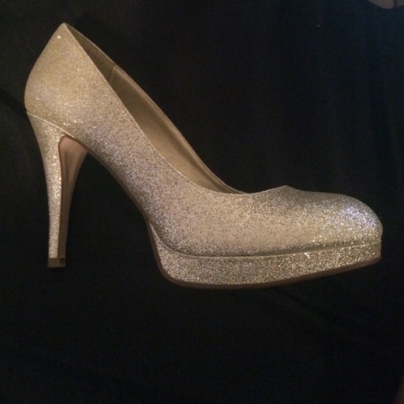 Gold glittery pumps