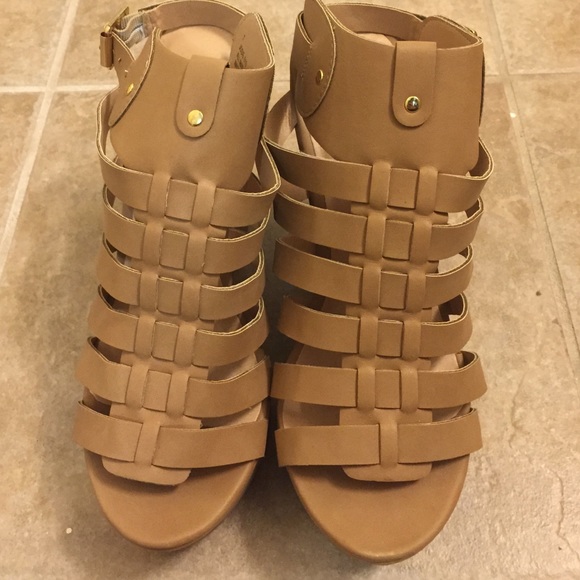 REDUCED!! BRAND NEW taupe wedges