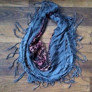 Grey and pink lea prod print scarf