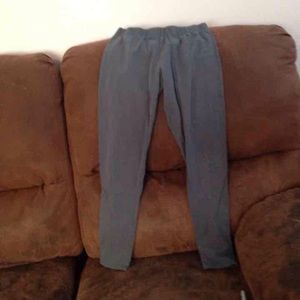 Gray leggings, black Capri