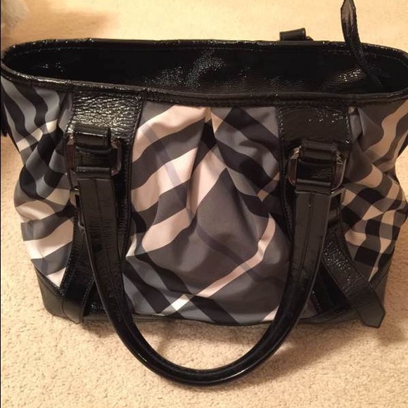 Burberry shoulder bag.