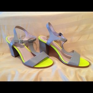 Pre-love Vince Camuto Novasi T-strap Grey Sandals