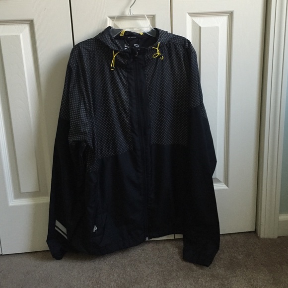 Under Armour Tops - Under Armour run jacket