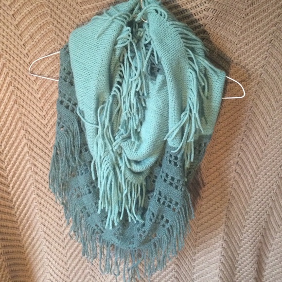 Super cute green scarf