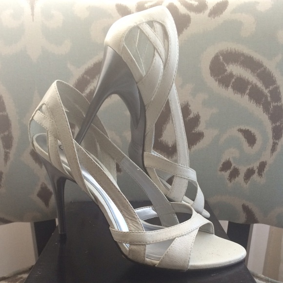 Carlos Santana - Off white pump