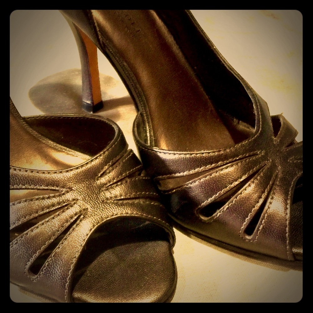 Sexy Kenneth Cole "heel of fortune" pumps!!