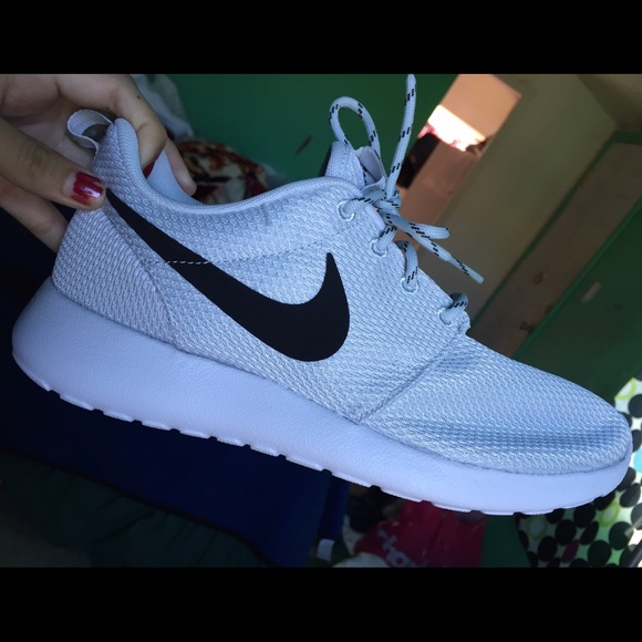 Nike Shoes - Nike Roshe runs 💕