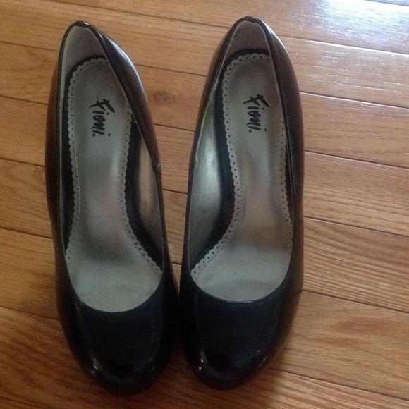 Fioni | black patent round-toe heels