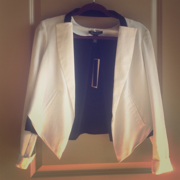 🚫SOLD🚫Kenneth Cole white and black blazer NEW!