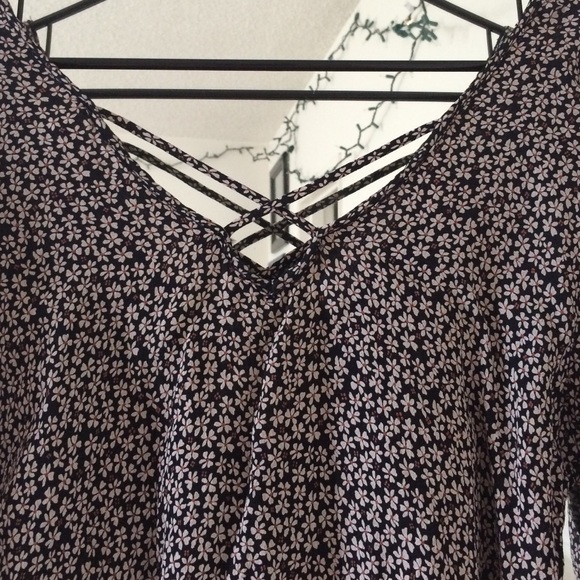 Flowery criss cross blouse - Picture 2 of 3