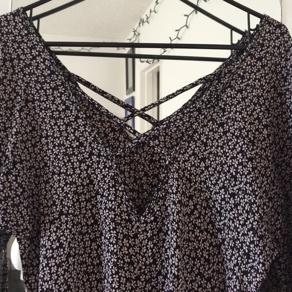 Flowery criss cross blouse - Picture 3 of 3